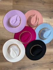 Cappello fashion con catena